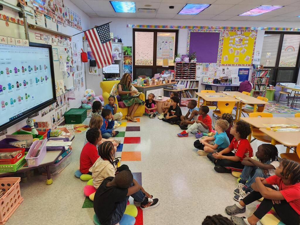 State Senator Michele Reynolds reads to Mrs. Hilt&#39;s class. 